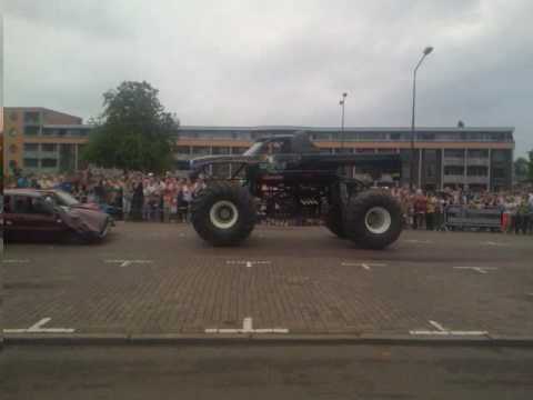 GeenStijl: MonsterTruck in 2009 FF publiek stangen GeenStijl: Haaksbergen: wat was men denkende?