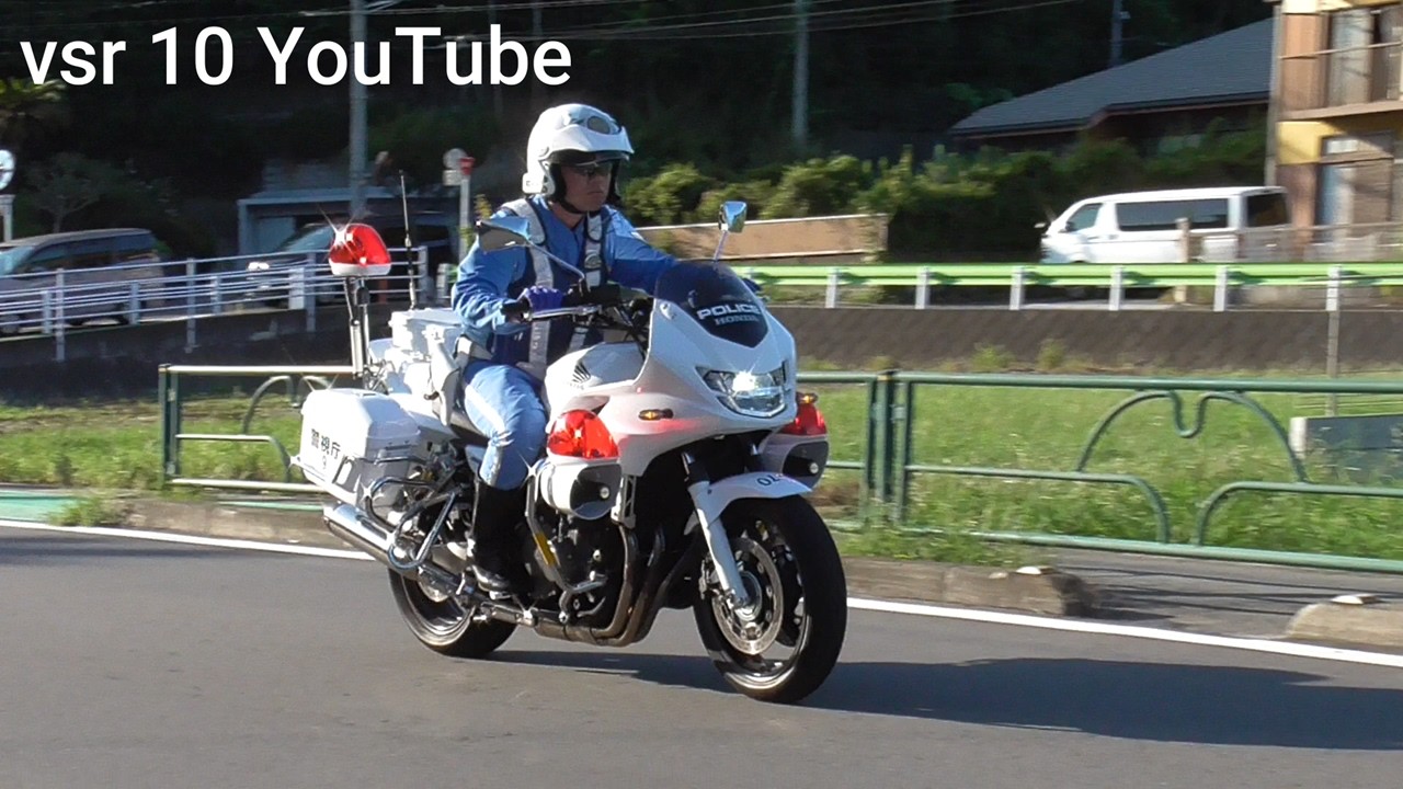ノーヘルのガキがイキり走行！！白バイが現認し緊急走行で猛追！！•右折レーンから強引に割り込み！！パトカーが緊急走行！！•信号無視で白バイに捕まる若者•ヴェゼルパトカーが右折違反車を検挙！