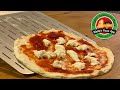 Pizza ohne Probleme auf den Schieber bringen. Mit diesem Trick klappt es immer!