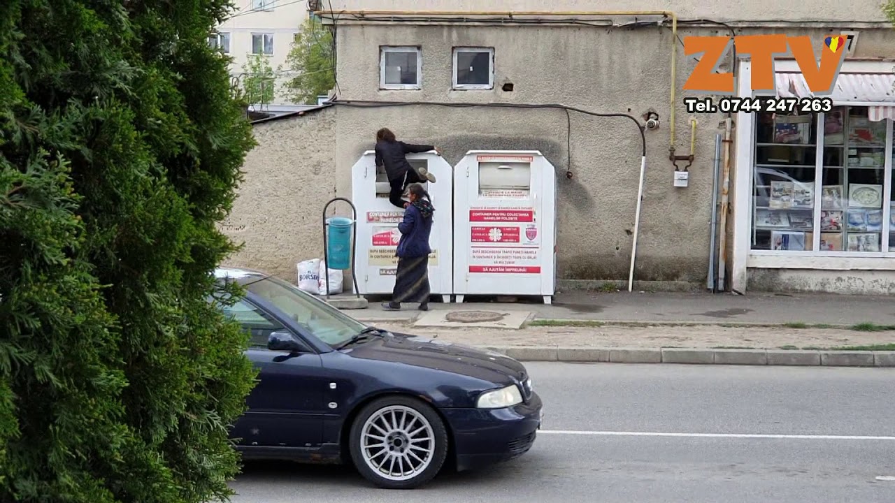 Vezi cum se poate intra intr-un container stradal de haine