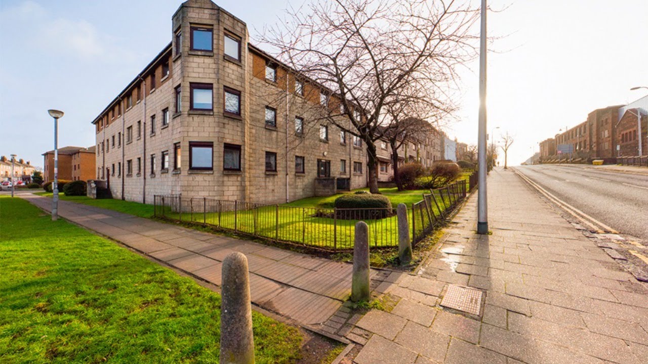 Fantastic 1 bedroom top floor flat For Sale Dunbeth Road