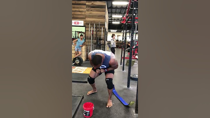 900LB SQUAT IN KNEE SLEEVES