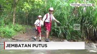 Jembatan Putus, Puluhan Siswa Sd Harus Berjuang Melintasi Sungai
