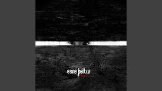 Video thumbnail of "Esne Beltza - Lurraren"