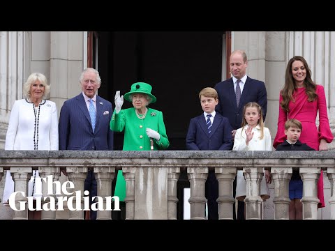Queen appears on Buckingham Palace balcony at end of platinum jubilee celebrations
