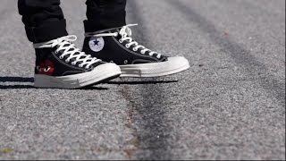 black converse on feet