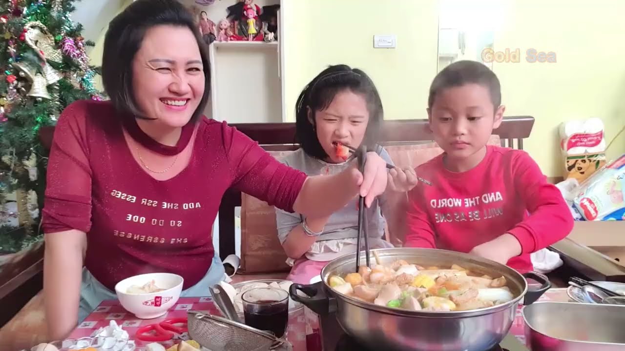 Давно не ели хот-пот! - Джиа Линь и две её дочери собираются вокруг кастрюли, полной их любимых б...