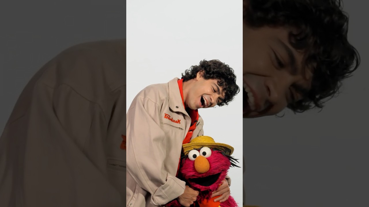 Iñaki Godoy teaches Elmo about nakama #ONEPIECE