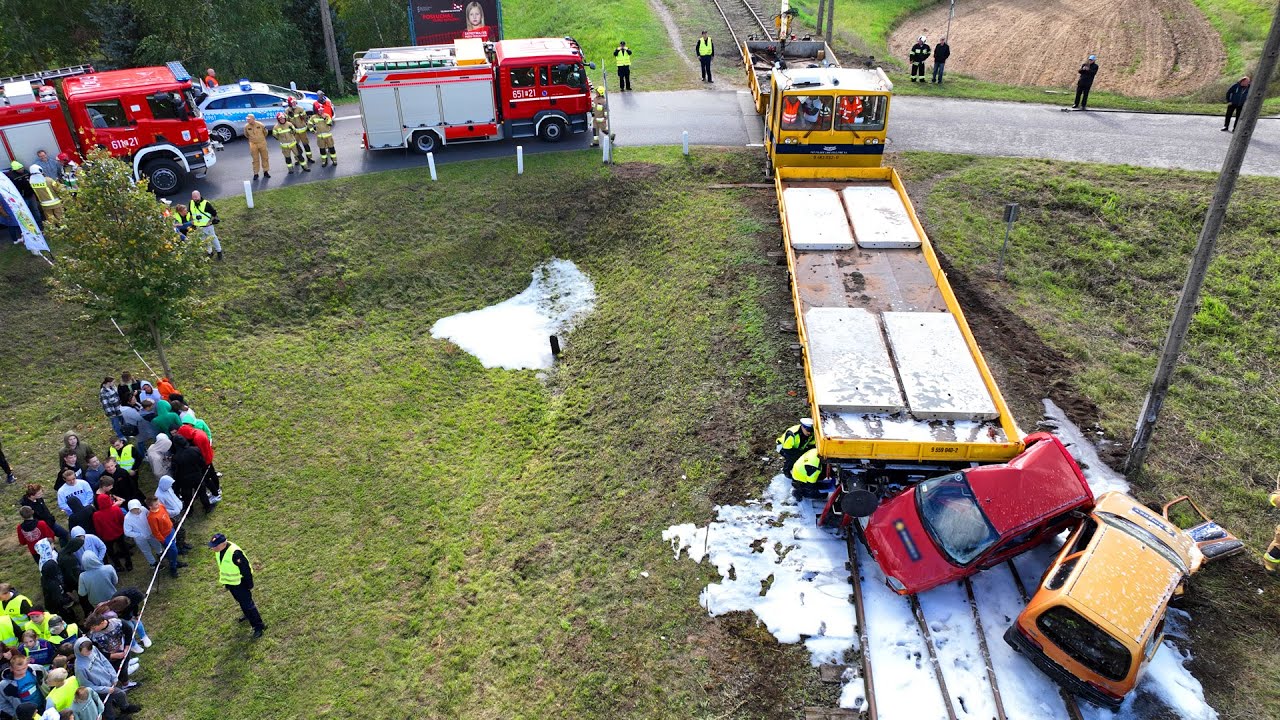 Bezpieczny Przejazd 2022 - Orzechowo symulacja zderzenia pojazdu szynowego z dwoma samochodami