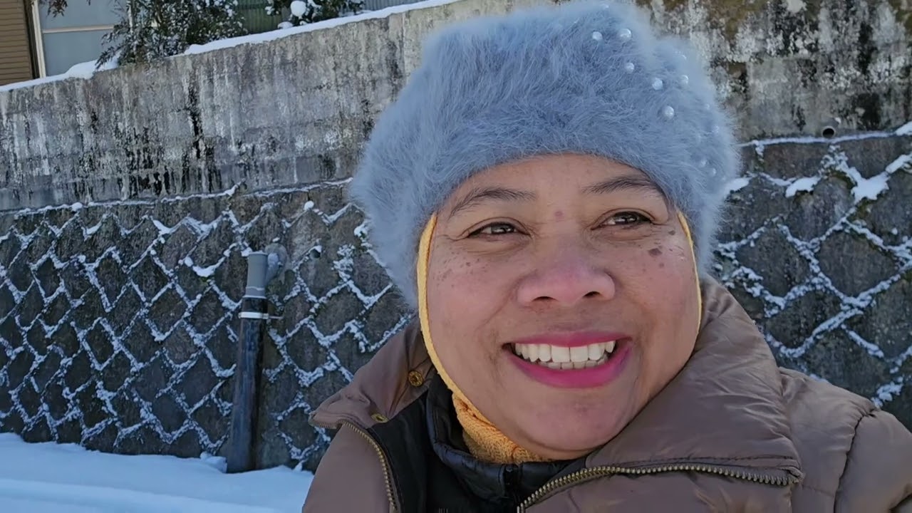 JALAN SANTAI DI SALJU TEBAL