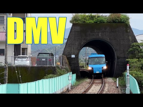 阿佐海岸鉄道のDMVが町内トンネルを抜けて海部駅に到着