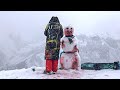 Una semplice vacanza diventa un incubo quando dentro il pupazzo di neve trovano...