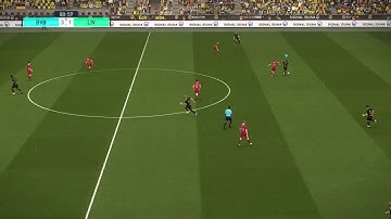 PES 2018 Demo AI closing down on Top Player.
