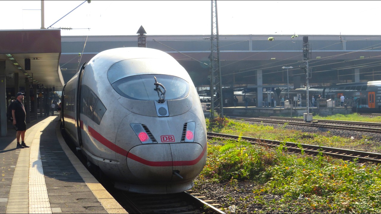 Поезда на вокзале Дюссельдорф Hbf, Германия, 18.09.2025