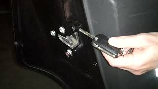 Как заблокировать дверь на Opel zafira если сломался центральный замок