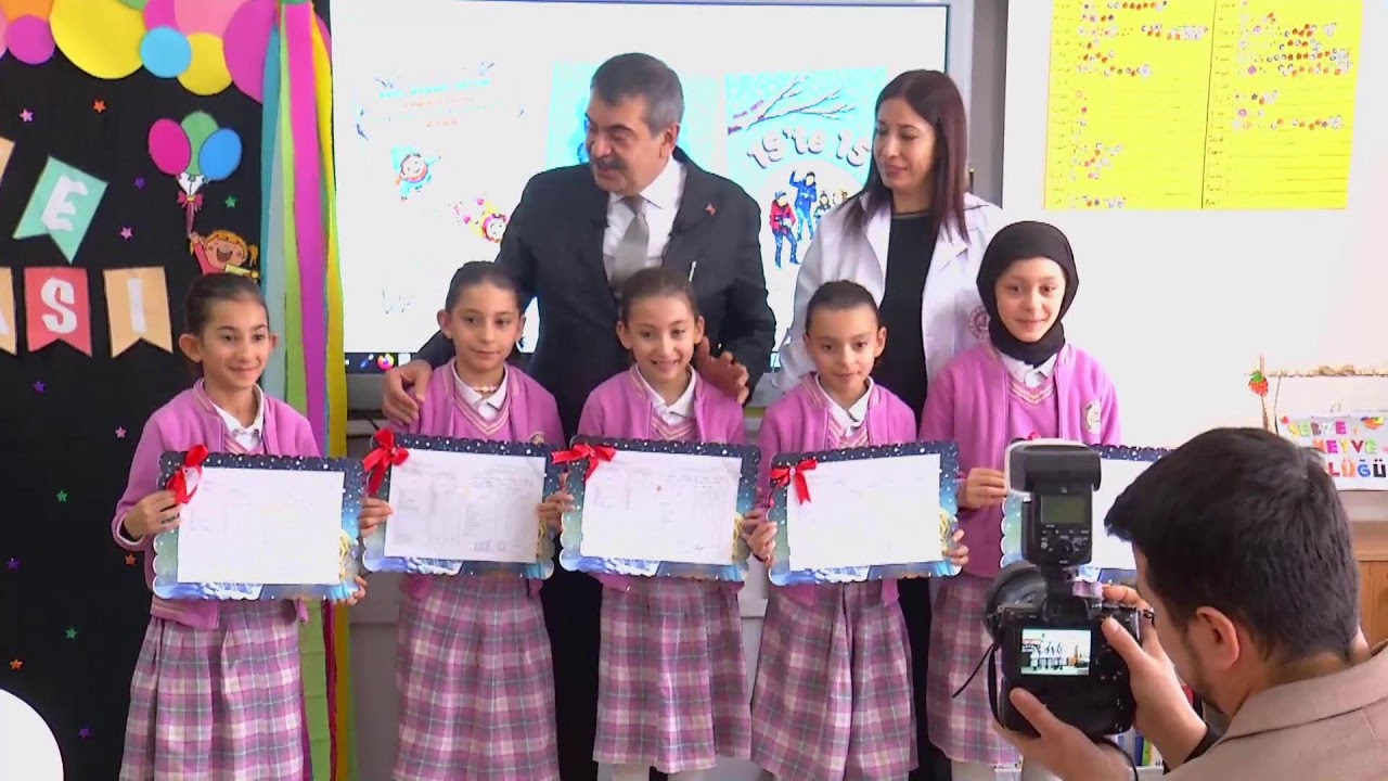 Millî Eğitim Bakanı Yusuf Tekin, Öğrencilerin Karne Heyecanına Ortak Oluyor…