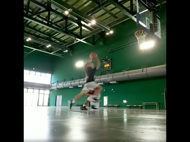 張教練 - 最近教了學生(14歲)一個實用的動作,行進假動作反手上籃 張教練 - 最近教了學生(14歲)一個實用的動作,行進假動作反手上籃