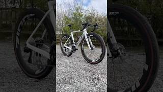 A1R0evoG Shimano GRX Di2 gravel bike. UCI-approved aero carbon bike with 55mm tyre clearance.