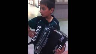 Video thumbnail of "Muchacho de campo Niño con acordeon"