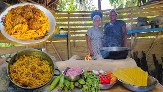 Cocinando Espagueti Con Albóndiga y Verduras Criolla. La vida del campo