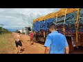 Chuva e muito barro não deu pra rodar, Caminhão carregado de cebola quebrou, parou todo o comboio.