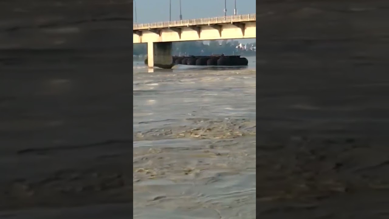 बड़हलगंज सरयू (घाघरा) नदी में एक पुल बहता हुआ आ रहा है