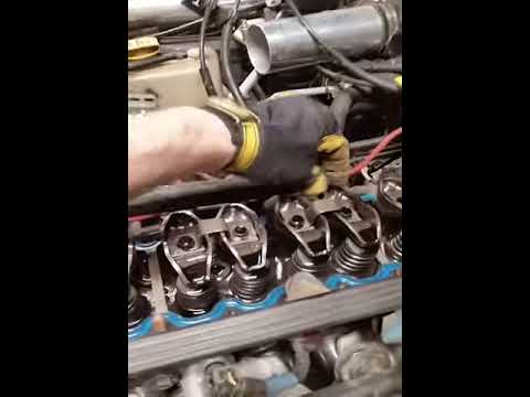 Jeep 4.0L Collapsed Lifter - YouTube
