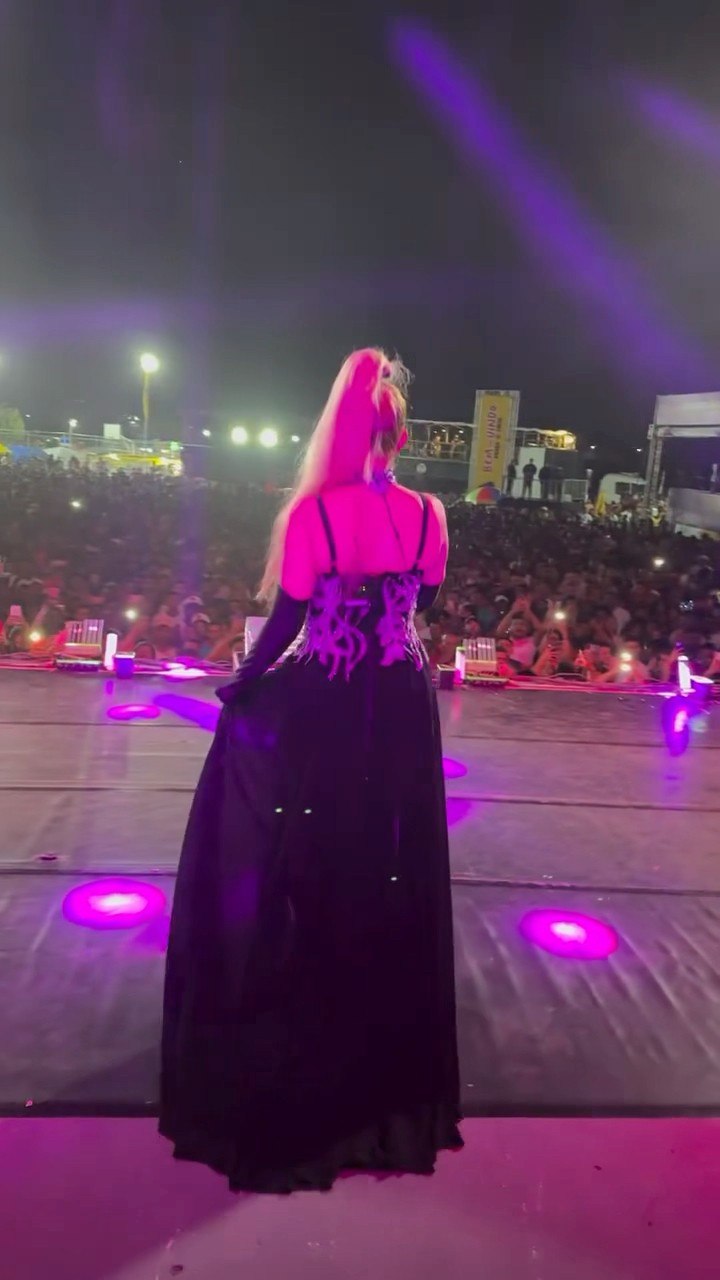 Joelma entra em show cantando Tic Tac