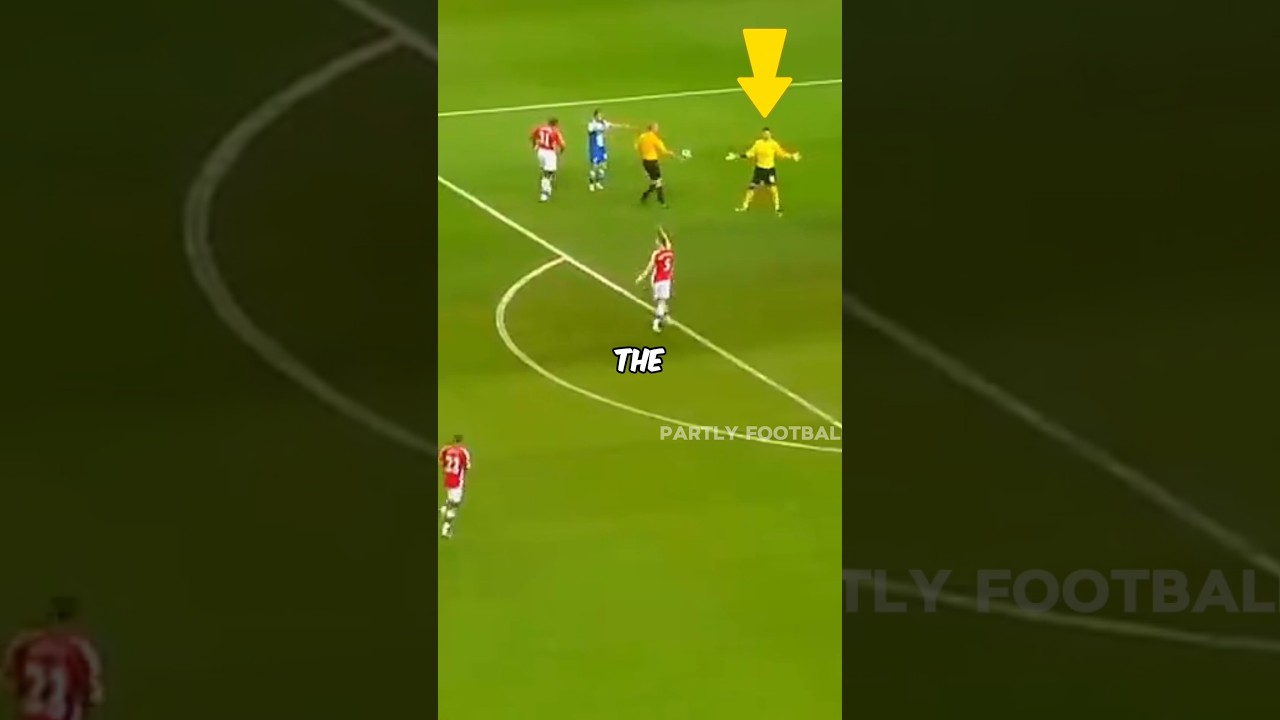 Этот вратарь «Арсенала» совершает ошибку в штрафной площади.