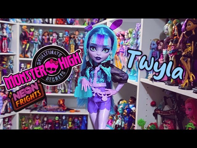 Monster High Skulltimate Secrets Neon Frights Twyla Doll