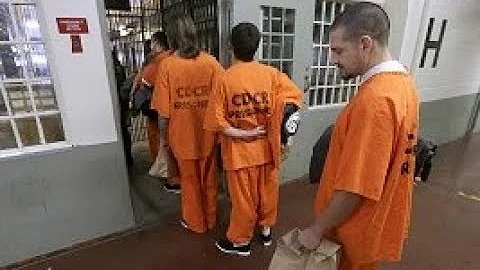 ¿Por qué los presos llevan naranjas?