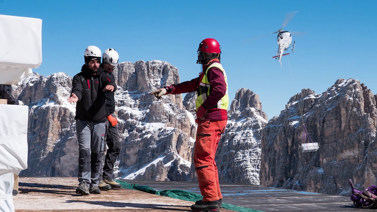 RUBNER HAUS - Hubschraubermontage Lagazuoi - montaggio con l'elicottero a Lagazuoi