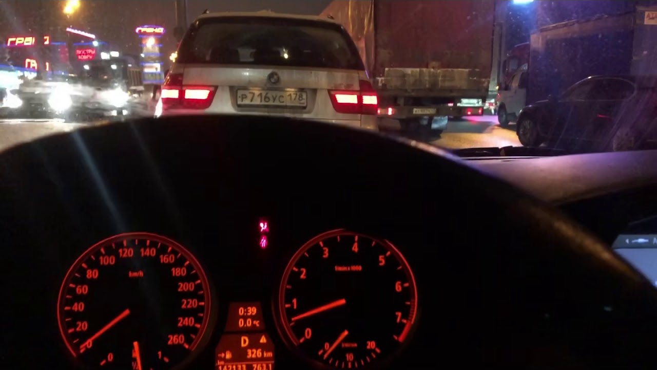 Машину тянет в право