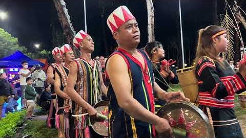 Cồng chiêng diễu hành đường phố của làng O Ngol xã Ia Vê huyện Chư Prong