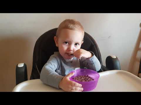 Видео: Как да храним едногодишно дете: от млечни продукти до пълноценна храна