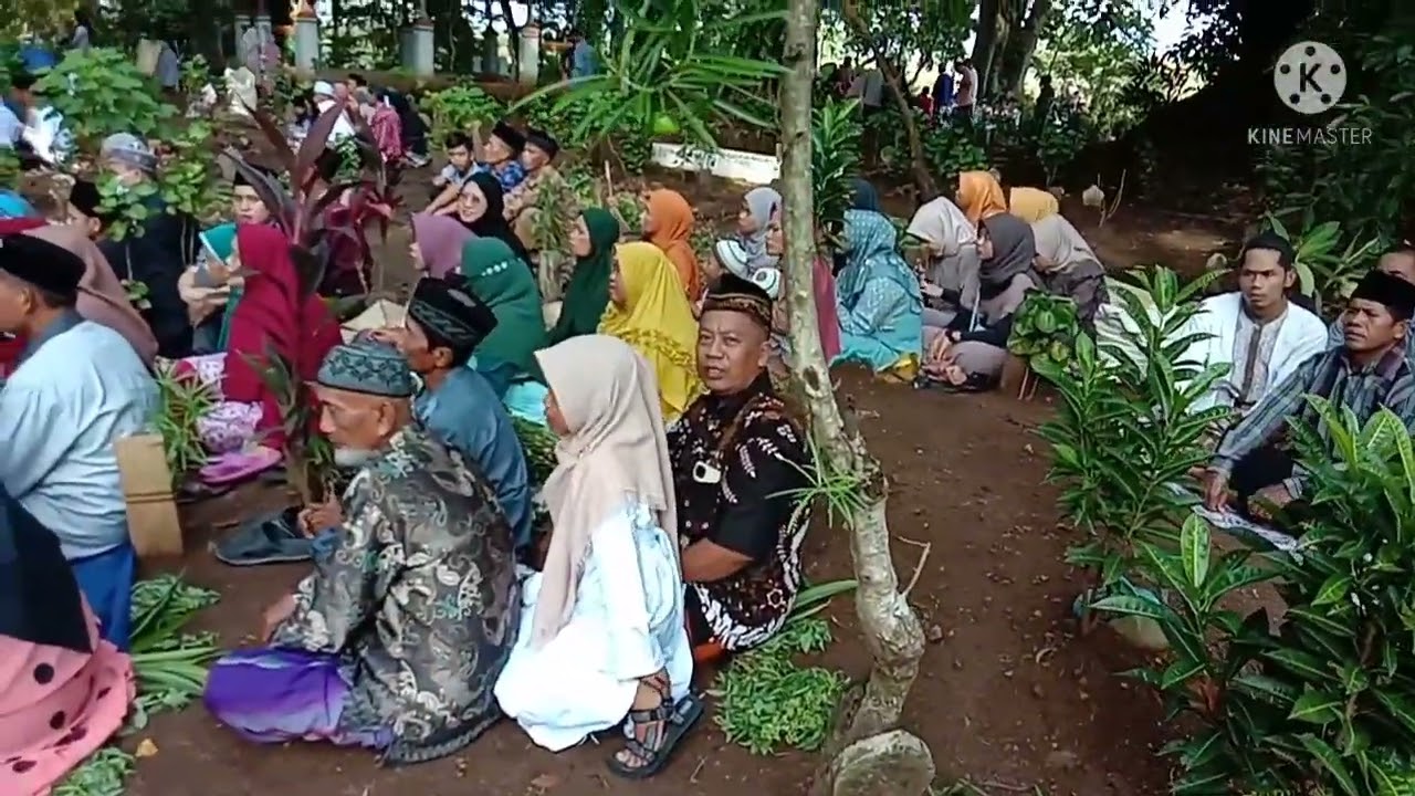 MAKAM DESA SLARANG LOR SAAT LEBARAN, ZIARAH KUBUR 