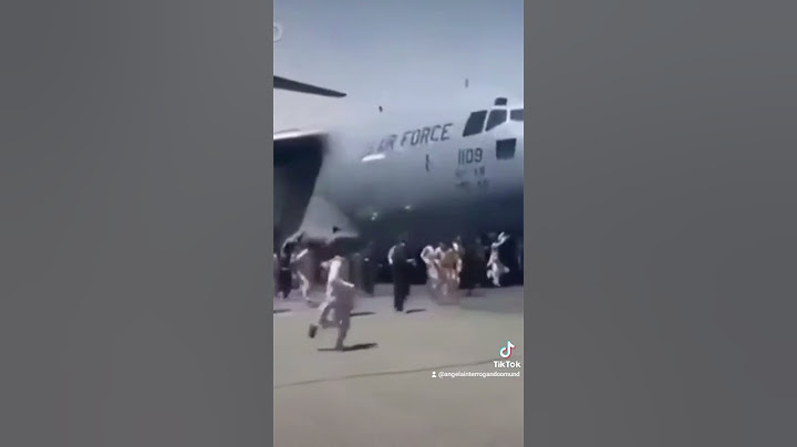 Talibã, pessoas tentam fugir pelo Avião das forças armadas dos EUA.