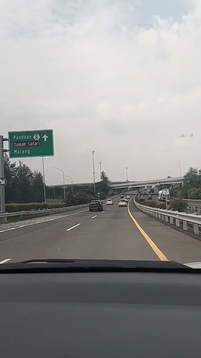 Di jalan tol Surabaya-Malang. #wisata #perjalanan #jalan raya
