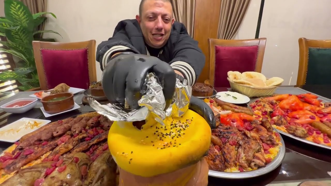 الخروف المندي الأحمر و ذهب في قلب فخارة الموزة عند قصر المندي