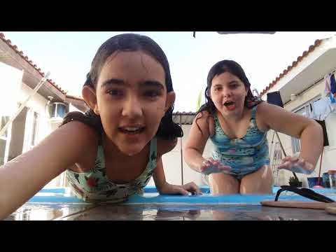 Brincando na piscina com a Ana Júlia parte 2