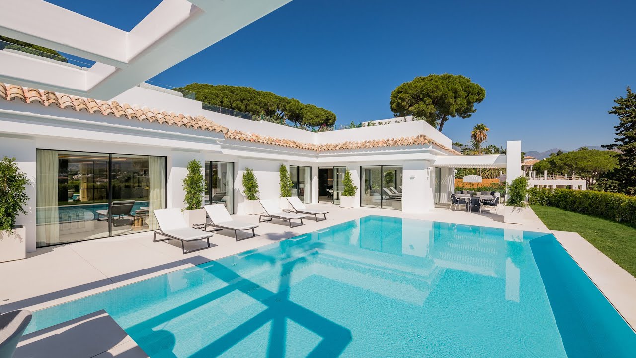 Touring €3.825.000 Luxury Villa in Nueva Andalucia, Marbella.