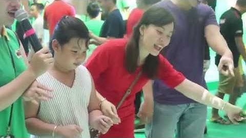 Đá banh tương tác trên sàn