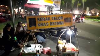 Malam malam Nemenin Suminul Makan kerak telor khas betawi Di galuh mas Karawang