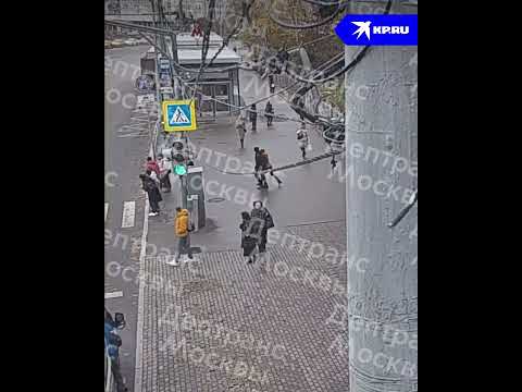 Фото Самосвал и автобус смяли машину такси в Москве