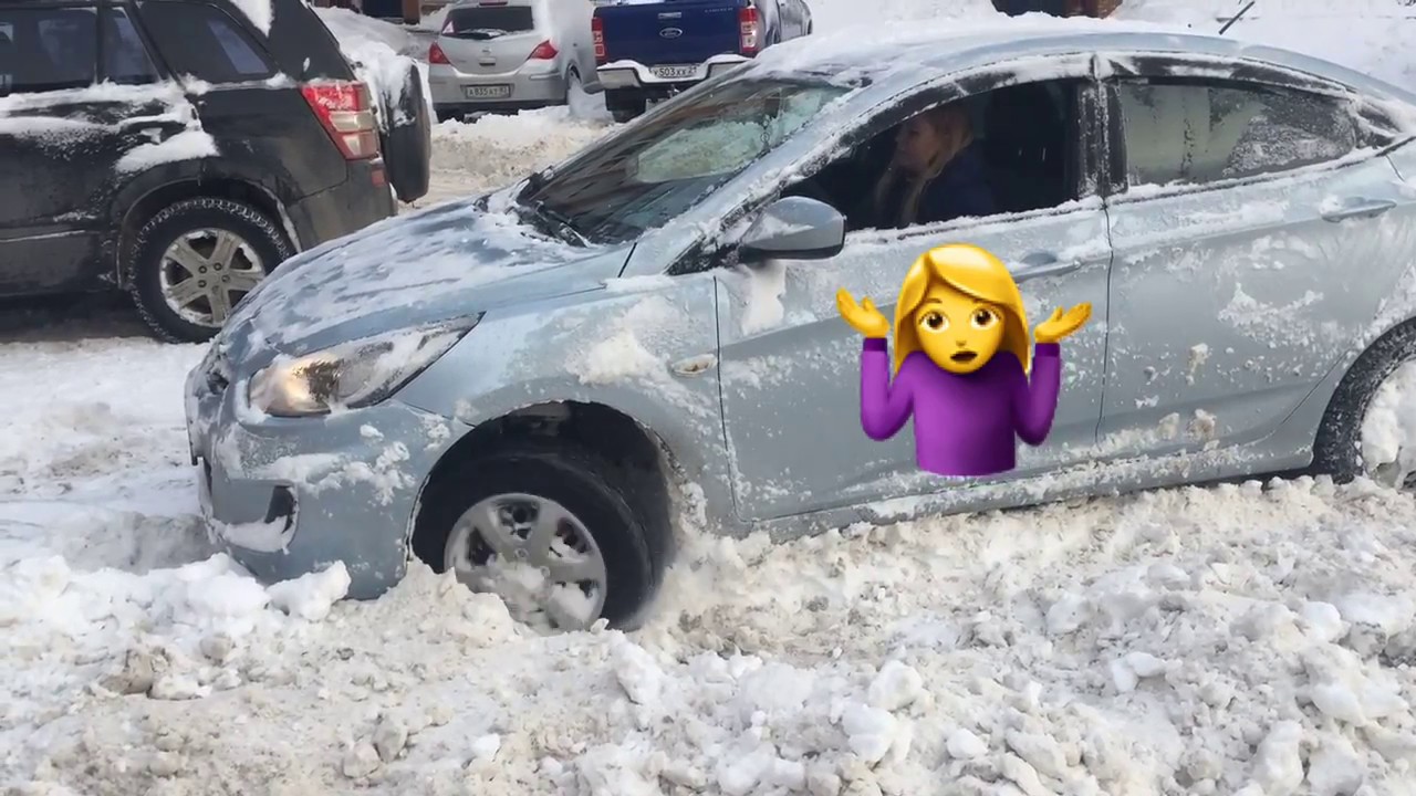 Женщина застряла в машинке. Автомобиль застрял в снегу. Машина застряла в сугробе. Машина забуксовала в снегу. Авто девушка застряла в снегу.