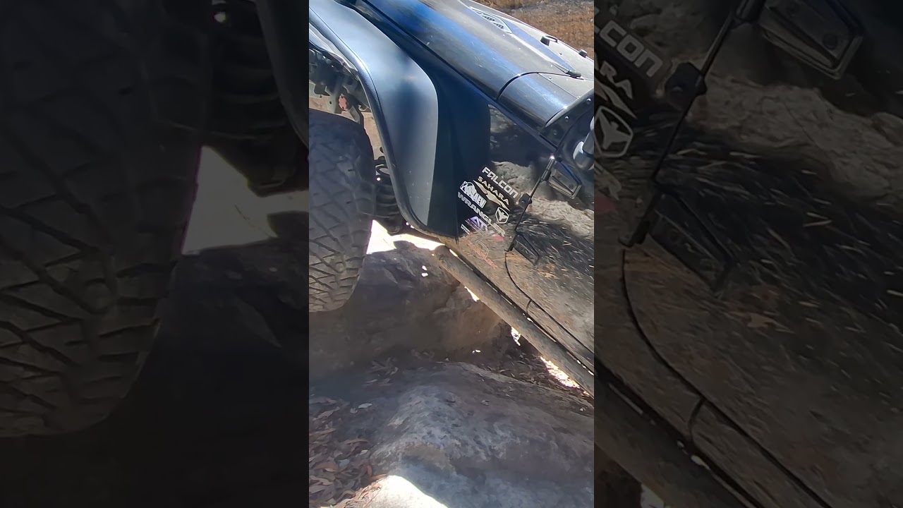 2025-12: Jeep Wrangler Rubicon JK 2 door crawling the Mount Airly main step