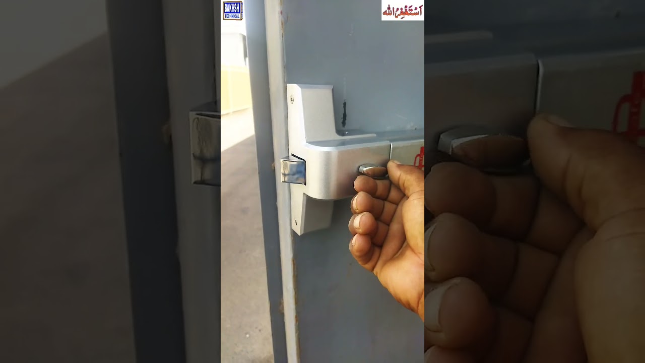 Manual push button for emergency exit door 