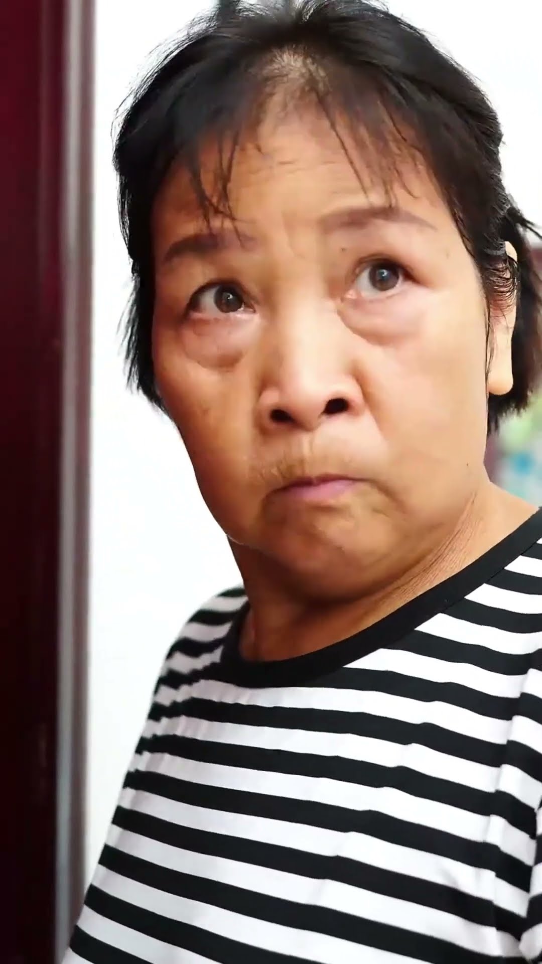 The playful son burned his mother's pants while playing games! #shorts#guige