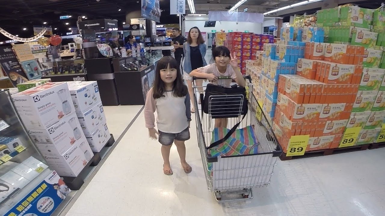 寶貝日記 七夕情人節 颱風天帶三個女兒逛大賣場 買喜歡的東西 GOPR1337