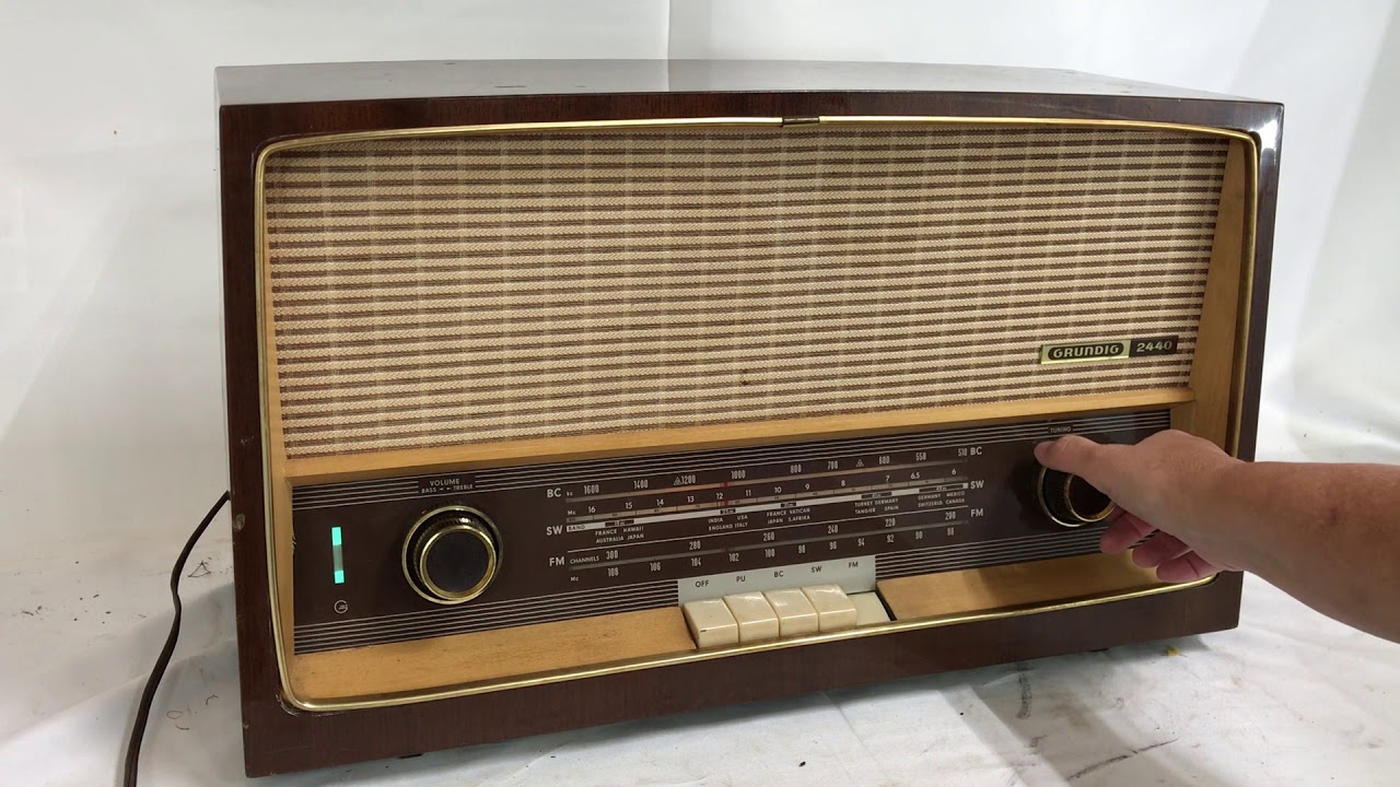 Grundig Radio Model 2440